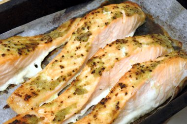 Somon balığı filetosu tepside.