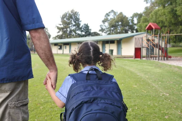 Visão Traseira Estudante Segurando Mão Seus Pais Caminho Para Escola — Fotografia de Stock