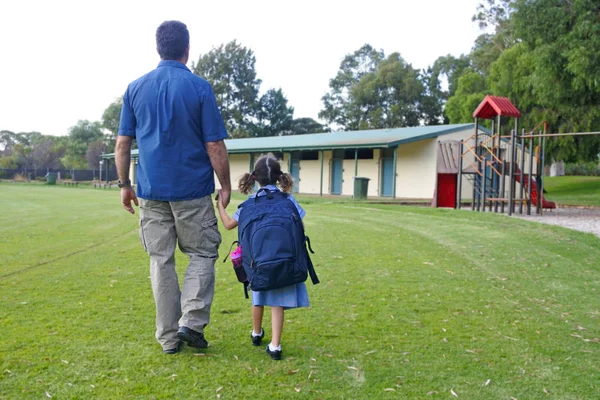 Vista Trasera Colegiala Sosteniendo Mano Sus Padres Camino Escuela Longitud — Foto de Stock