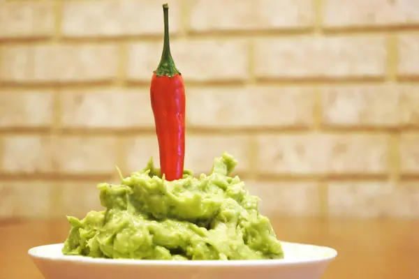 Guacamole Avokado Baserade Dip Serveras Med Hot Chili Pepper Toppen — Stockfoto