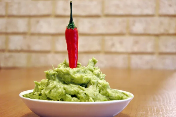 Guacamole Avokado Baserade Dip Serveras Med Hot Chili Pepper Toppen — Stockfoto