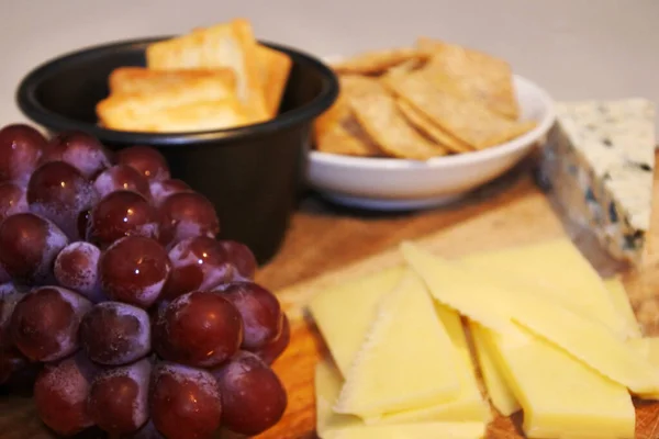 Auswahl Käse Serviert Mit Crackern Und Frischen Süßen Roten Trauben — Stockfoto