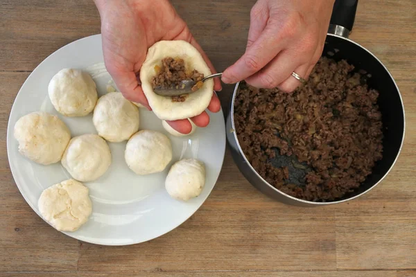 Kvinna Förbereder Kubbeh Matfuniya Levantinsk Maträtt Gjord Bulgur Malet Lök — Stockfoto