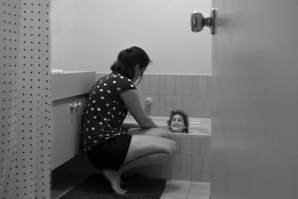 Anne Bir Çocuğa Yaş Banyo Yaptırıyor Gerçek Insanlar Boşluğu Kopyala — Stok fotoğraf