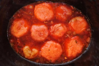 Kubbe matfuniya çorbası, bulgur, kıyma soğan ve ince öğütülmüş sığır eti, kuzu, keçi veya deve eti (tarçın, hindistan cevizi, karanfil, tüm baharattan) oluşan Levantine yemeği.)