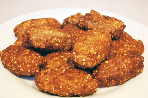 Киббе Диш Служил Тарелке Kibbeh Levantine Dish Made Bulgur Minced — стоковое фото