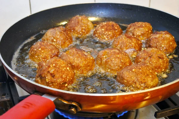 Taze Kibbeh Kızartma Tavasında Ateşlendi Kibbeh Bulgur Doğranmış Soğan Ince — Stok fotoğraf