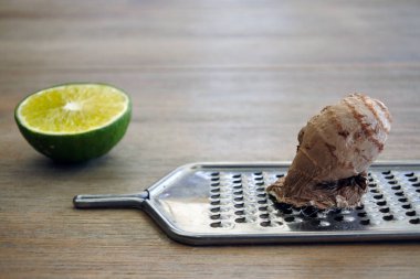 Kireç kökü ve ahşap bir masada limon. Soğuk algınlığına karşı alternatif bitkisel ilaçlar..