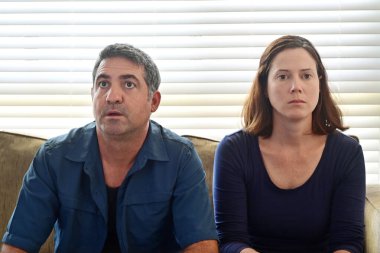 Yetişkin bir çift, salgın koronavirüs (COVID-19) nedeniyle pek çok kişiyi yeni hükümet politikaları yüzünden evlerinde kalmaya zorlarken evde kalmak zorunda kaldı. Gerçek insanlar. Boşluğu kopyala