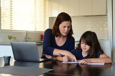 Evde salgın koronavirüs (COVID-19) olarak yaşayan bekar anne ve kız, birçok çalışanı ve öğrenciyi evden çalışmaya ve çalışmaya zorluyor. Gerçek insanlar. Boşluğu kopyala