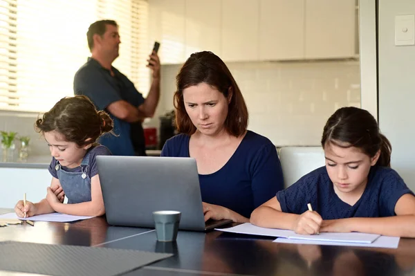 Familie Hause Das Pandemische Coronavirus Covid Viele Arbeitnehmer Und Studenten — Stockfoto