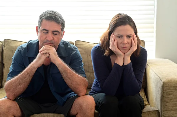 Triste Pareja Adultos Obligados Quedarse Casa Como Coronavirus Pandémico Covid —  Fotos de Stock