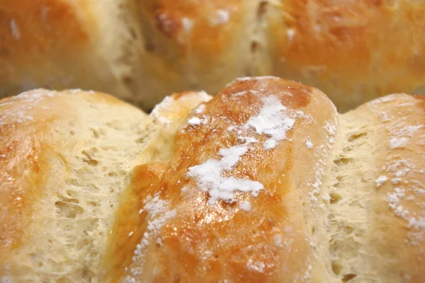 在安息日饭桌上享用的Challah Jewish面包的特写 — 图库照片
