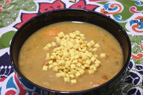 Groenten Kippensoep Met Gele Croutons Geserveerd Een Zwarte Kom Een — Stockfoto