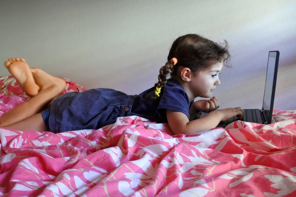 Скучная Молодая Девушка Лет Использующая Ноутбук Спальне Вынуждена Оставаться Дома — стоковое фото