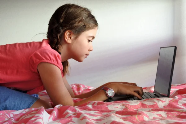 Niña Aburrida Años Usando Una Computadora Portátil Dormitorio Mientras Obligada — Foto de Stock