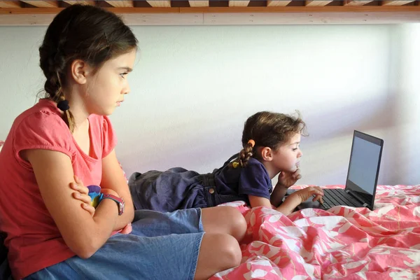 Скучные Девочки Сёстры Используют Ноутбук Спальне Время Вынуждены Оставаться Дома — стоковое фото