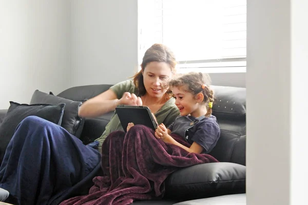 Madre Hija Usando Una Tableta Sala Estar Mientras Ven Obligadas —  Fotos de Stock