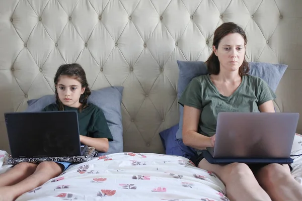 Mutter Und Tochter Benutzten Laptops Schlafzimmer Während Sie Gezwungen Waren — Stockfoto