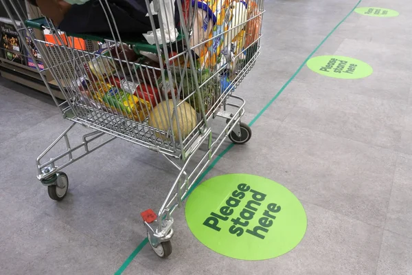 2018 슈퍼마켓 바닥의 사회적 측정기가 전염성 코로나 비루스의 확산을 Covid — 스톡 사진