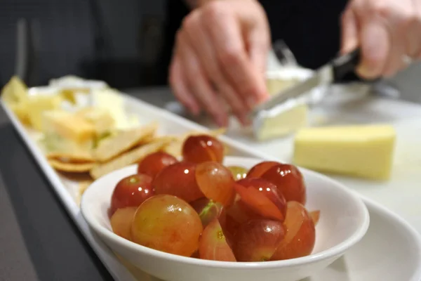 Nahaufnahme Von Geschnittenen Traubenfrüchten Einer Schüssel Serviert Mit Käse Und — Stockfoto