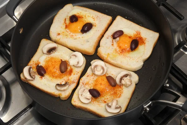 View Four Fried Eggs Toast Bread Slices Fried Frying Pan — Stock Photo, Image
