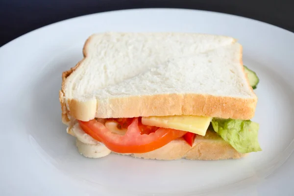 Plat Uitzicht Een Sandwich Met Cheddar Kaas Verse Groenten Een — Stockfoto