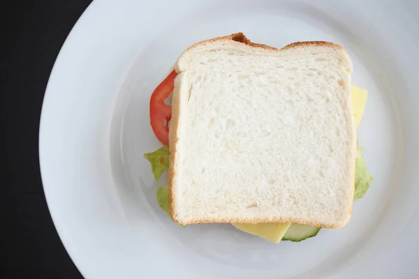 Çedar Peynirli Beyaz Tabakta Taze Sebzeli Bir Sandviçin Düz Manzarası — Stok fotoğraf