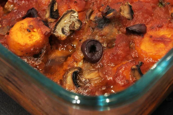 Stoofpot Met Champignons Olijven Tomatensaus Gekookt Een Oven Glaswerk — Stockfoto