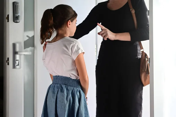 Mutter Warnt Ihre Tochter Jahre Wie Sie Sich Hause Verhalten — Stockfoto