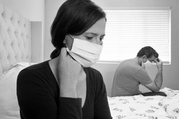 Triste Pareja Auto Aislamiento Usando Mascarilla Aburrida Casa Dormitorio Sentado —  Fotos de Stock