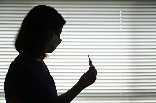 Silhouette Donna Auto Isolamento Indossando Una Maschera Viso Guardando Termometro — Foto Stock