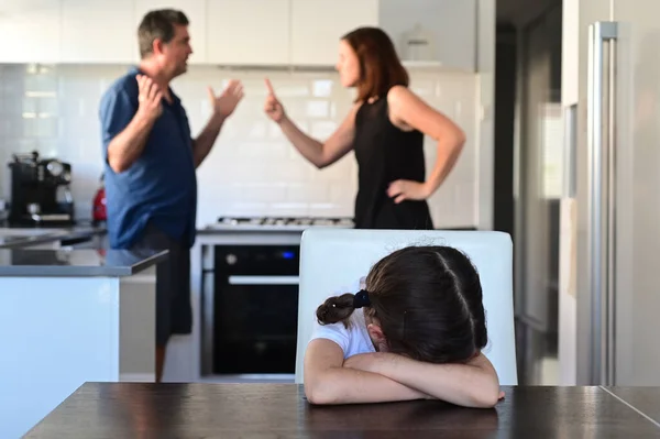 Triste Joven Sentada Mesa Del Comedor Cubriendo Cara Mientras Los —  Fotos de Stock