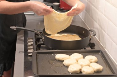 Yahudi kadın elleri evde geleneksel Fas Moufleta hazırlıyor. Mofletta, geleneksel olarak Hamursuz Bayramı 'ndan sonraki gün Mimouna kutlamalarında yenen bir Fas-Yahudi gözlemesidir..