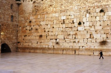 JERUSALEM - APRIL 07 2007: Kotel Ağlayan Batı Duvarı 'nda bir Yahudi ortodoks adam, Tapınak Dağı' nın dışındaki Yahudi inancı tarafından tanınan en kutsal yer olan Yahudi tapınağının kalıntısı..