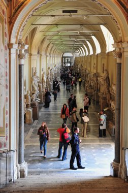 VATICAN - 29 Nisan 2011: Roma 'daki Vatikan Müzelerini ziyaret edenler. Rönesans sanatının dünyadaki en klasik heykelleri ve önemli şaheserlerini içeriyor..