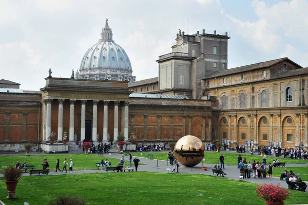 Vaticano Abr 2011 Visitantes Del Museo Vaticano Exponen Obras Inmensa — Foto de Stock