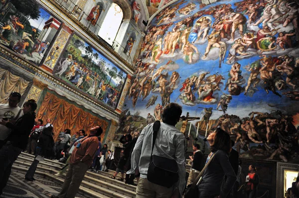Vatikan April 2011 Besucher Betrachten Die Decke Der Sixtinischen Kapelle — Stockfoto