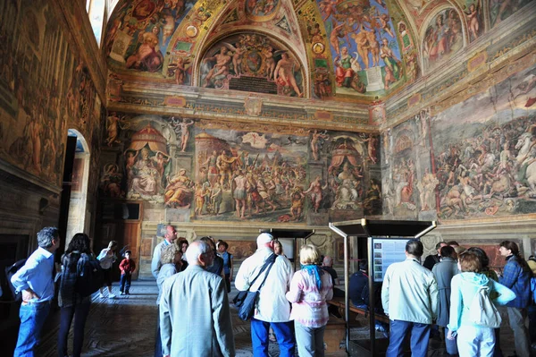 Roma Apr 2011 Visitatori Che Guardano Opere Raffaello Museo Vaticano — Foto Stock