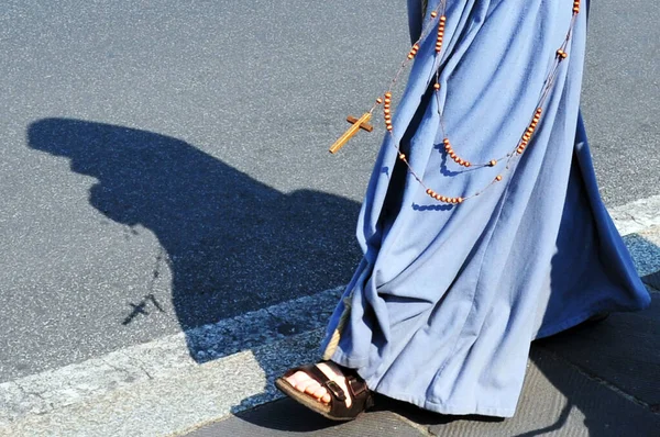 Monja Católica Irreconocible Caminando Por Calle Ciudad Del Vaticano Roma —  Fotos de Stock