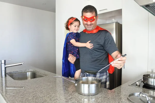 Padre Superhéroe Años Hija Superhéroe Años Están Cocinando Juntos Cocina — Foto de Stock