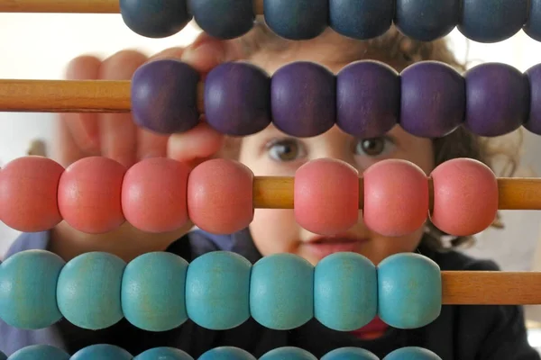 Menina Anos Contando Com Abacus Conceito Aprendizagem Pessoas Reais Espaço — Fotografia de Stock