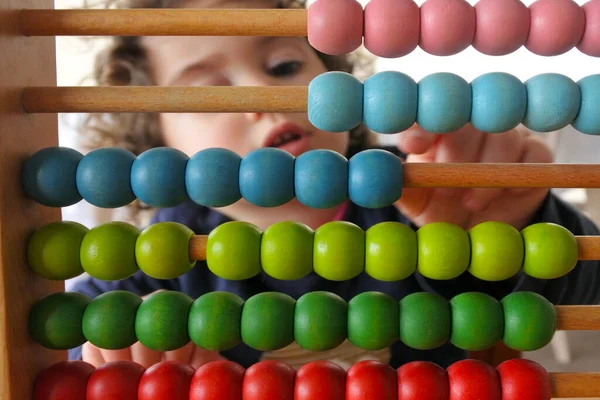 Niña Años Contando Con Abacus Concepto Aprendizaje Gente Real Copiar — Foto de Stock