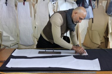 Geleneksel terzilerin atölyesindeki masada profesyonel tebeşir ölçümleri. Gerçek insanlar. Boşluğu kopyala