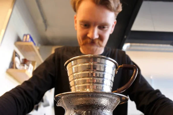 Barista Felnőtt Férfi Éves Kávét Készít Egy Kávézóban Valódi Emberek — Stock Fotó