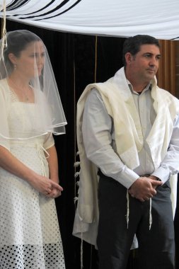 Yahudi gelin ve damat, modern bir Ortodoks Yahudi nikahıyla evlendiler..