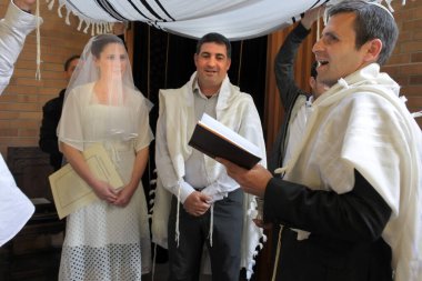 Haham, Yahudi gelini ve modern Ortodoks Yahudi düğününde damat kutsadı. Gerçek insanlar. Boşluğu kopyala