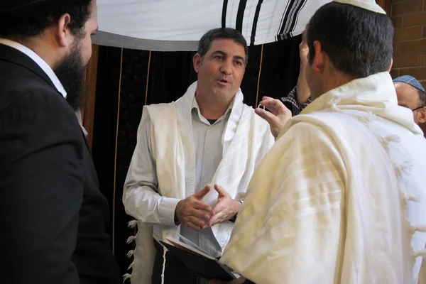Rabbi Asking Jewish Bridegroom Bought Wedding Ring His Own Money — Stock Photo, Image