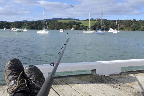 Pov Punto Vista Hombre Pescando Con Una Caña Pescar Embarcadero — Foto de Stock