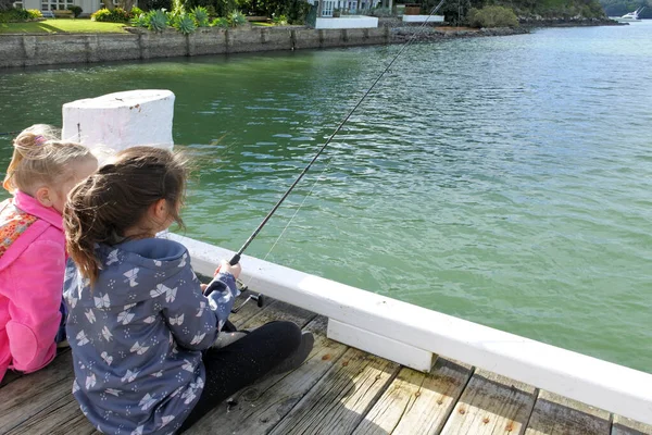 Duas Meninas Idade10 Pescando Juntas Barco Jetty Real Pessoas Espaço — Fotografia de Stock